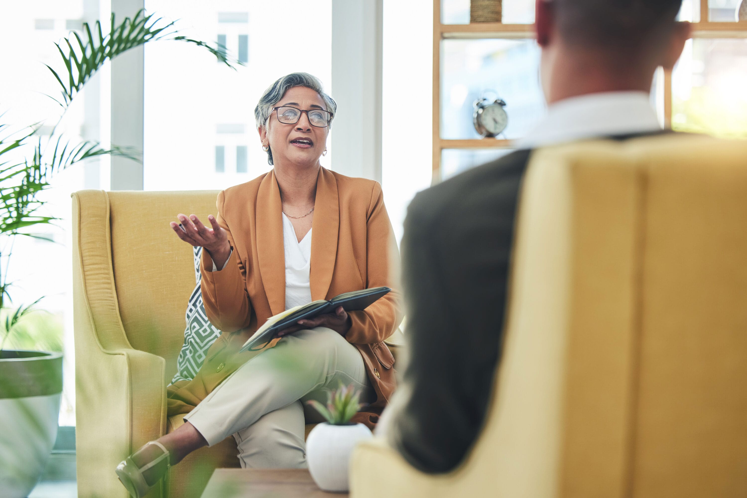 Two psychologist having a conversation.